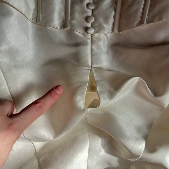 Ivory Truly Zac Posen (SAMPLE GOWN) - Picture 13 of 14